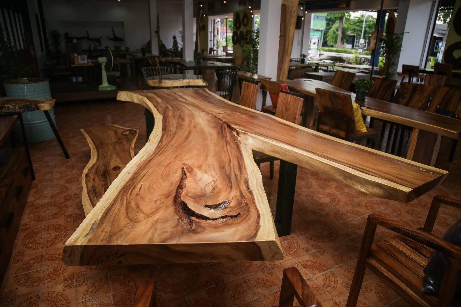 Chiang Mai handicrafts Wholesale Large suar wood dinning table and bench