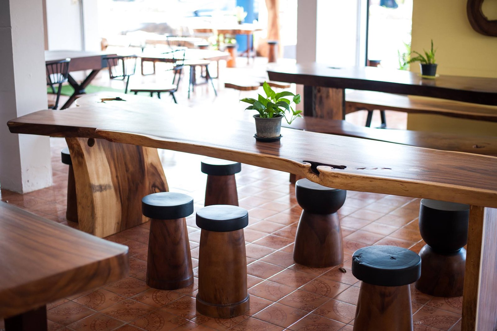 Thailand handicrafts Wholesale set suar wood dining table and stools