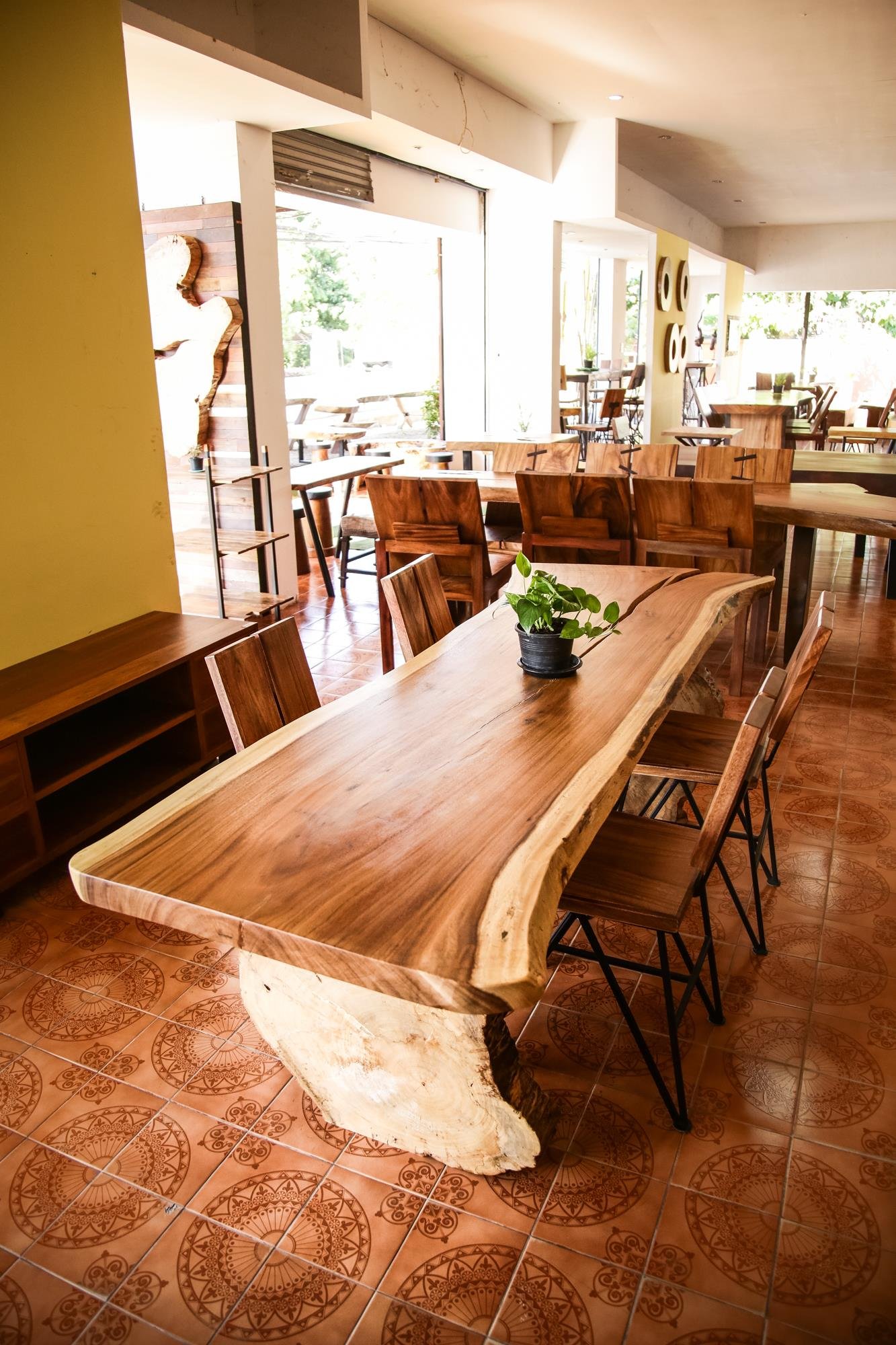 Thailand handicrafts Wholesale set suar wood dining table and chairs