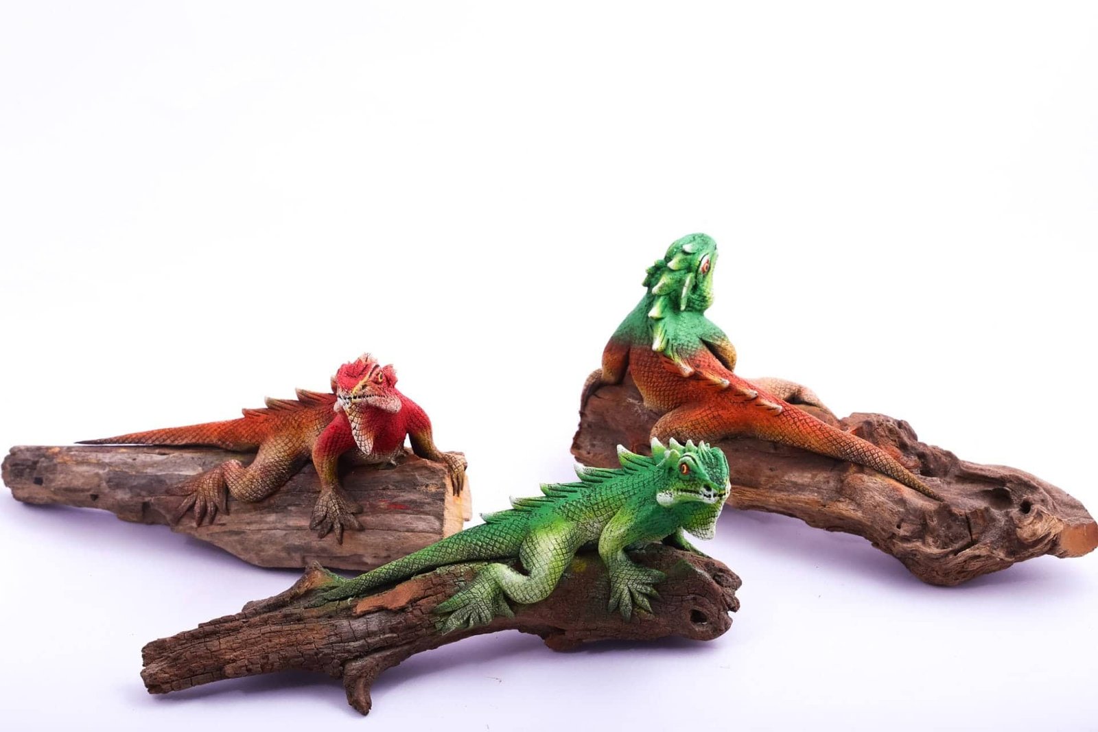 sawdust_iguana_on_wood_figurine_029.jpg